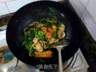 千张卷油条炒韭菜的做法步骤：7