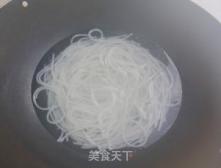 鲜虾米粉的做法步骤：2