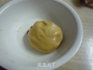 广式莲蓉蛋黄月饼的做法步骤：4