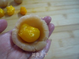 广式莲蓉蛋黄月饼的做法步骤：6