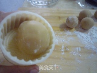 广式莲蓉蛋黄月饼的做法步骤：12