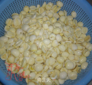 莲蓉蛋黄月饼的做法步骤：1