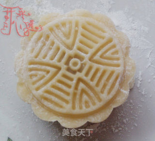 莲蓉蛋黄月饼的做法步骤：16