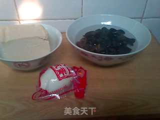 黑木耳咸蛋烧豆腐的做法步骤：1