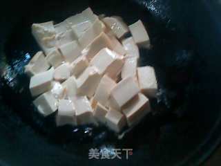 黑木耳咸蛋烧豆腐的做法步骤：2