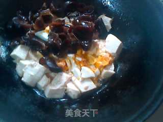 黑木耳咸蛋烧豆腐的做法步骤：3