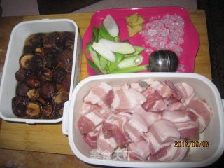 肥而不腻——红烧肉的做法步骤：2
