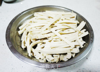 千张炒红椒的做法步骤：1