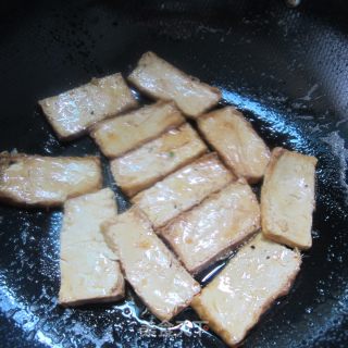 锅贴大块豆腐的做法步骤：3