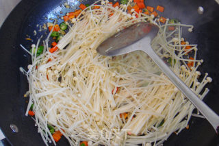 蒜香双椒金针菇的做法步骤：7