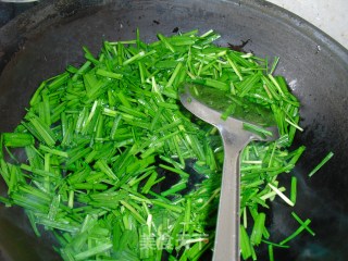 韭菜炒河虾的做法步骤：5