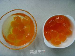 蛋黄莲蓉月饼的做法步骤：1