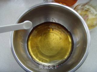 蛋黄莲蓉月饼的做法步骤：2