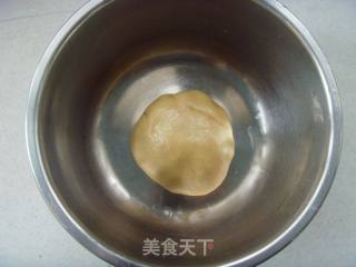 蛋黄莲蓉月饼的做法步骤：4