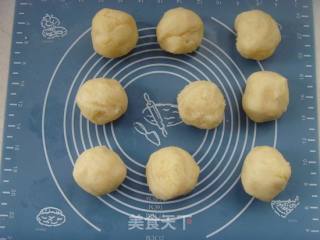 蛋黄莲蓉月饼的做法步骤：10