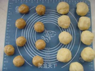 蛋黄莲蓉月饼的做法步骤：11