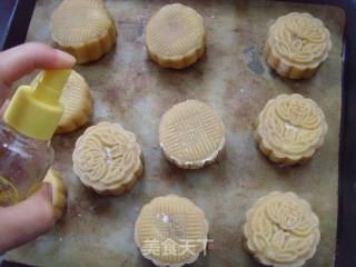 蛋黄莲蓉月饼的做法步骤：17