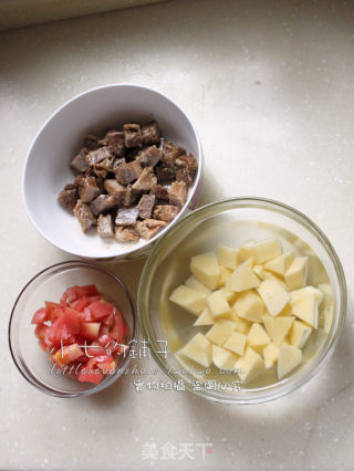 西红柿土豆炖牛腩的做法步骤：1