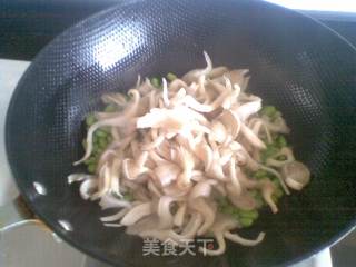 毛豆炒平菇的做法步骤：3