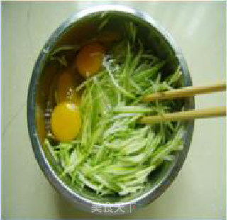 西葫芦鸡蛋煎饼的做法步骤：2