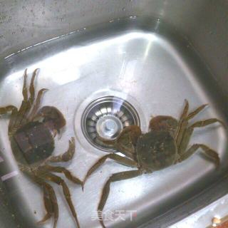 避风塘炸炒大闸蟹的做法步骤：1