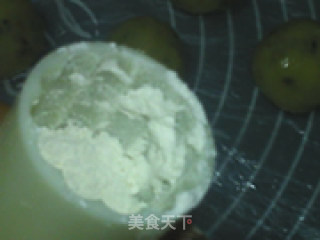 葡萄干果仁月饼的做法步骤：12