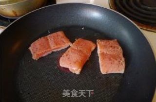香煎三文鱼 + 芝士意面（10分钟健康套餐）的做法步骤：3