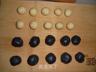 竹炭蛋黄酥的做法步骤：6