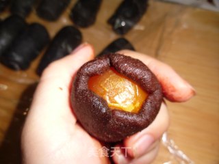 竹炭蛋黄酥的做法步骤：13