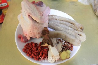 秋天滋补靓汤——淮杞海参水鸭汤的做法步骤：1