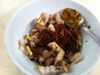 豆瓣酱蒸豆腐五花肉的做法步骤：3