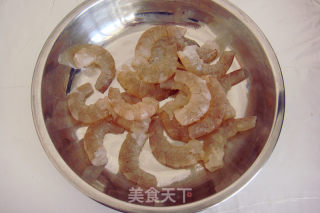 豌豆炒虾仁的做法步骤：1