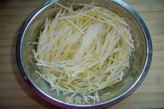 酸辣土豆丝的做法步骤：1