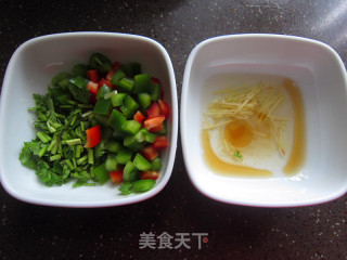 青红椒拌虾皮的做法步骤：2