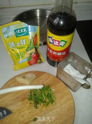 元宝馄饨（香菇猪肉馅）的做法步骤：1