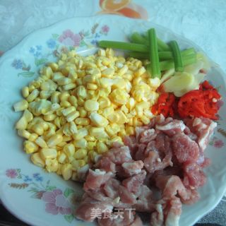 甜玉米炒肉的做法步骤：1