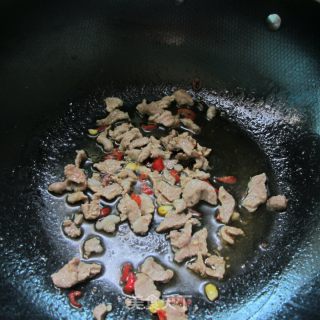 甜玉米炒肉的做法步骤：2