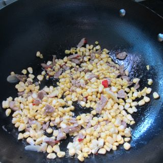 甜玉米炒肉的做法步骤：3