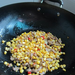 甜玉米炒肉的做法步骤：4