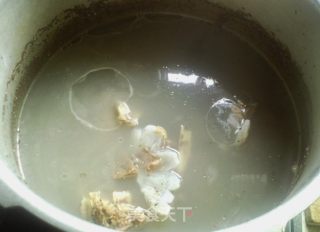 女人最爱喝的汤------木瓜龙骨汤的做法步骤：1