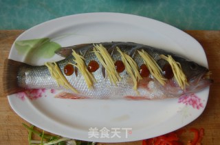 鼓油蒸鲈鱼的做法步骤：2
