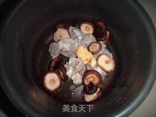 香菇大骨面的做法步骤：3