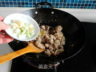 菜椒炒鸡块的做法步骤：7