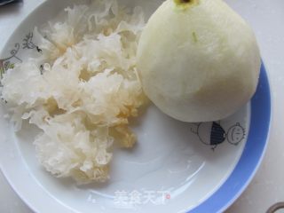 雪梨冰糖银耳的做法步骤：2