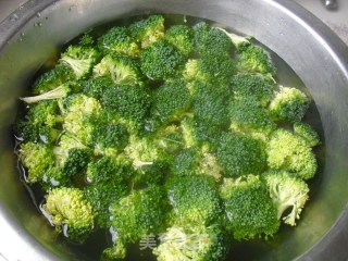 西兰花彩蔬小炒的做法步骤：2