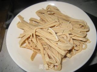 香菇三文鱼骨豆皮汤的做法步骤：2