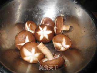 香菇三文鱼骨豆皮汤的做法步骤：3