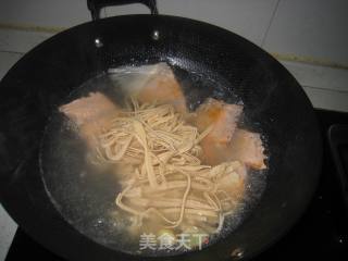 香菇三文鱼骨豆皮汤的做法步骤：6