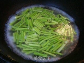 香芹爆鸡心的做法步骤：1