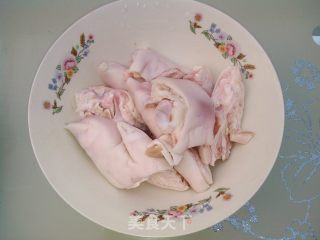 腐乳猪蹄的做法步骤：1